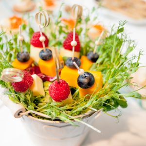 корзиночка с фруктами и сыром