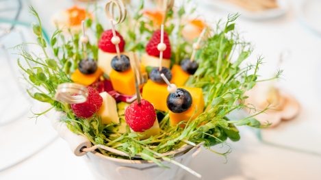 корзиночка с фруктами и сыром