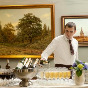 Розлив напитков на фуршете