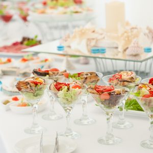 салатный коктейль в рюмке