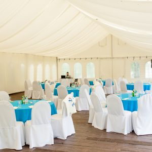 Банкетные столы в шатре
