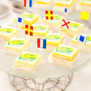 Пирожное с логотипом