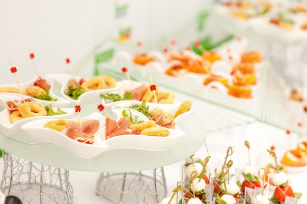 Оформление закусок для фуршета