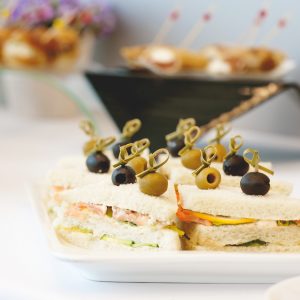 сэндвич с рыбой и оливками