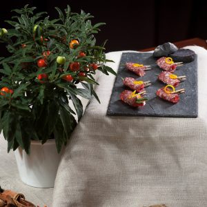 Лепестки итальянской колбаски с вяленными томатами и разморином