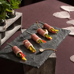 Хамон с радугой из овощей