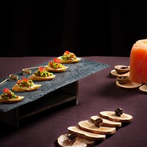 Тапас с тар-таром из овощей и авакадо